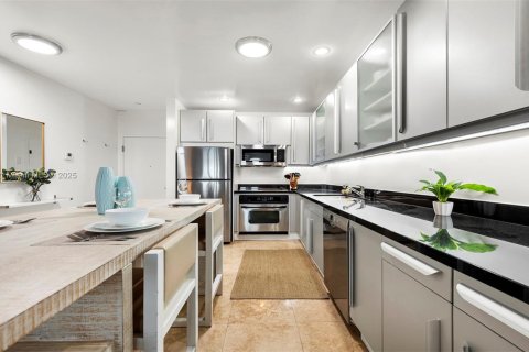 Condo in Miami Beach, Florida  № 2014054 - photo 22