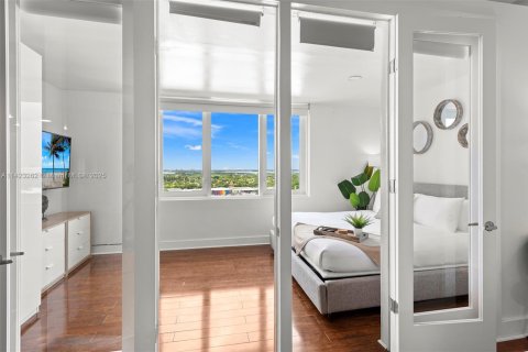 Condo in Miami Beach, Florida  № 2014054 - photo 13