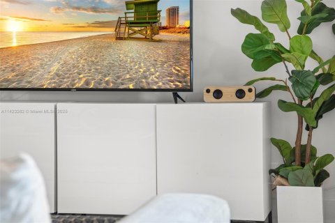 Condo in Miami Beach, Florida  № 2014054 - photo 18