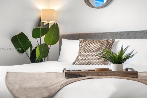 Condo in Miami Beach, Florida  № 2014054 - photo 9