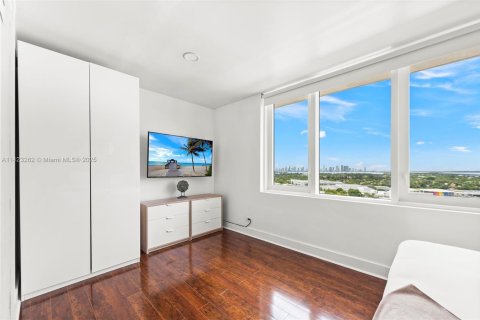 Condo in Miami Beach, Florida  № 2014054 - photo 11