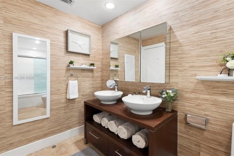 Condo in Miami Beach, Florida  № 2014054 - photo 28