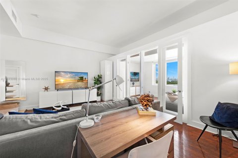 Condo in Miami Beach, Florida  № 2014054 - photo 15