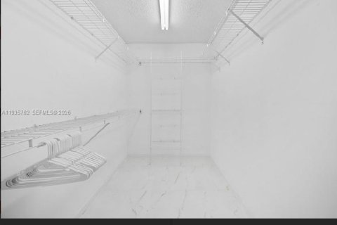 House in Wellington, Florida 4 bedrooms, 159.05 sq.m. № 2000351 - photo 18