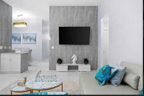 House in Wellington, Florida 4 bedrooms, 159.05 sq.m. № 2000351 - photo 8