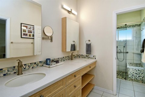 House in Sarasota, Florida 2 bedrooms, 146.04 sq.m. № 2409029 - photo 27