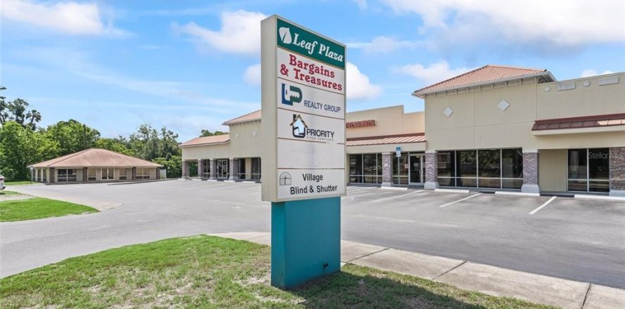 Propiedad comercial en Oxford, Florida 1337.79 m2 № 1740974