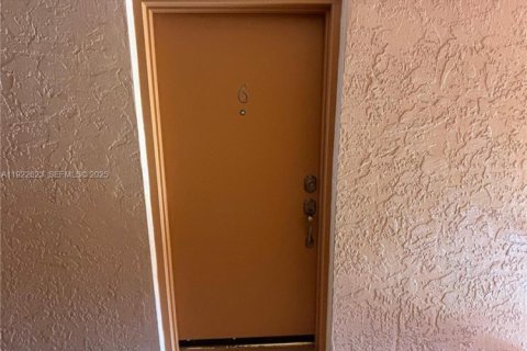 Appartement à louer à Miami Lakes, Floride: 2 chambres, 85.28 m2 № 1976693 - photo 1