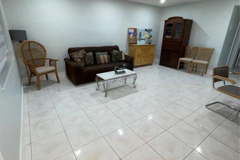 Condo in Hallandale Beach, Florida, 2 bedrooms  № 1173197 - photo 1