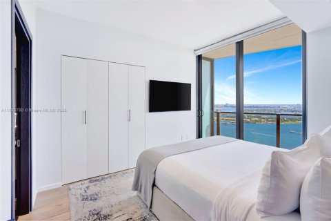 Condominio en Miami, Florida, 1 dormitorio  № 1982794