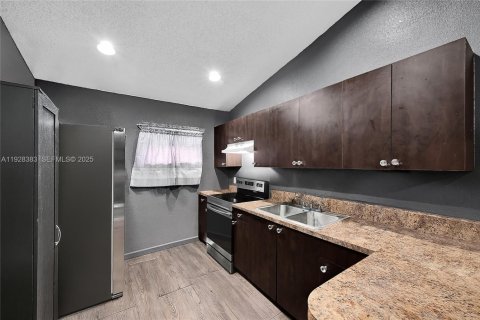 House in Fort Lauderdale, Florida 3 bedrooms, 103.86 sq.m. № 2034406 - photo 4