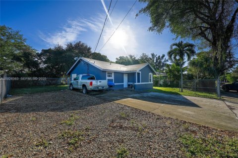 House in Fort Lauderdale, Florida 3 bedrooms, 103.86 sq.m. № 2034406 - photo 3