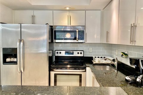 Condo in Sunny Isles Beach, Florida, 1 bedroom  № 2013488 - photo 4