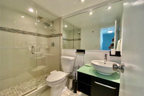 Condo in Sunny Isles Beach, Florida, 1 bedroom  № 2013488 - photo 9