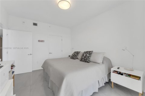 Condo in North Miami Beach, Florida, 2 bedrooms  № 2060868 - photo 13