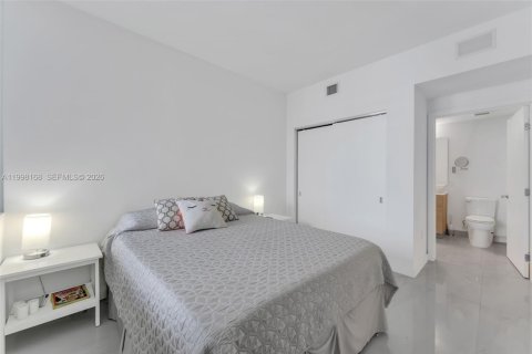 Condo in North Miami Beach, Florida, 2 bedrooms  № 2060868 - photo 14