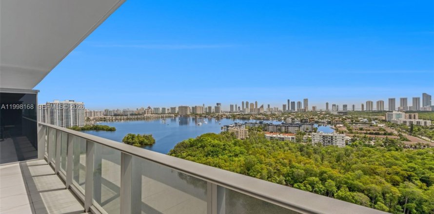 Condo in North Miami Beach, Florida, 2 bedrooms  № 2060868