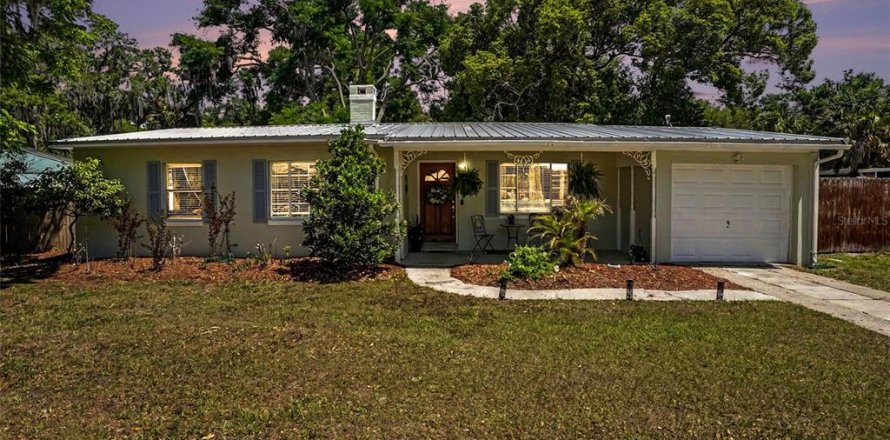 House in Mount Dora, Florida 3 bedrooms, 102.38 sq.m. № 2126740