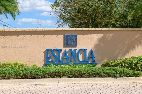 House in Pembroke Pines, Florida 4 bedrooms, 224.27 sq.m. № 1964086 - photo 2