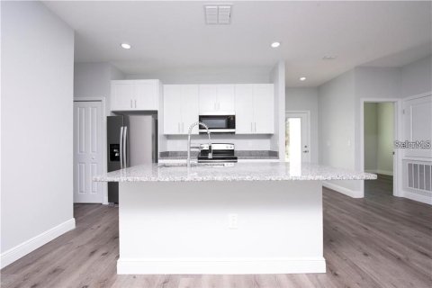 House in Winter Haven, Florida 3 bedrooms, 117.99 sq.m. № 2395966 - photo 5