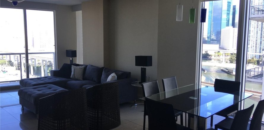 Condo in Miami, Florida, 3 bedrooms  № 2069635