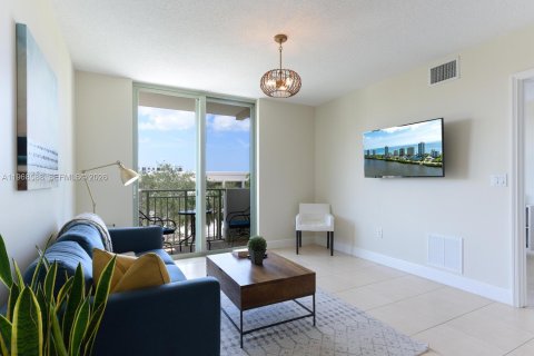 Condo in West Palm Beach, Florida, 2 bedrooms  № 2029787 - photo 4