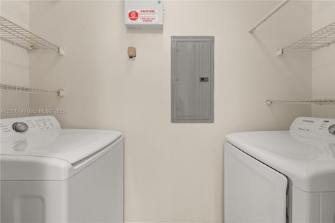 Condominio en venta en Miramar, Florida, 2 dormitorios, 82.68 m2 № 2428262 - foto 9