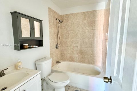 Снять в аренду виллу или дом в Форт-Лодердейл, Флорида 3 спальни, 634.06м2, № 2004616 - фото 12