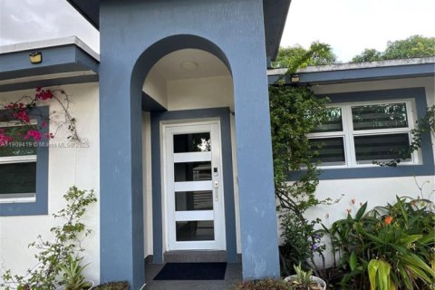 Villa ou maison à vendre à North Miami, Floride: 4 chambres, 141.12 m2 № 1967119 - photo 1