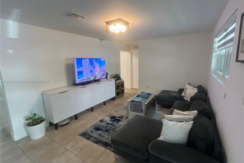 Villa ou maison à vendre à North Miami, Floride: 4 chambres, 141.12 m2 № 1967119 - photo 16