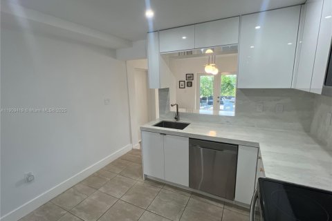 Villa ou maison à vendre à North Miami, Floride: 4 chambres, 141.12 m2 № 1967119 - photo 24