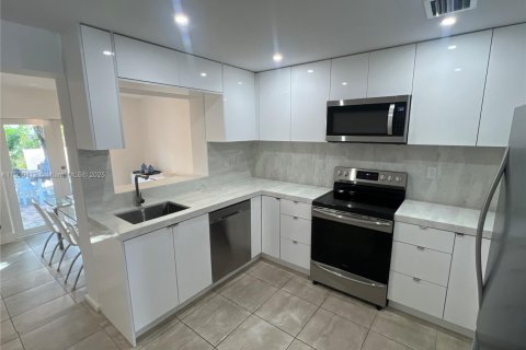 Villa ou maison à vendre à North Miami, Floride: 4 chambres, 141.12 m2 № 1967119 - photo 22