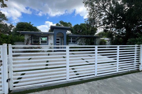 Villa ou maison à vendre à North Miami, Floride: 4 chambres, 141.12 m2 № 1967119 - photo 3