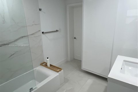 Villa ou maison à vendre à North Miami, Floride: 4 chambres, 141.12 m2 № 1967119 - photo 12