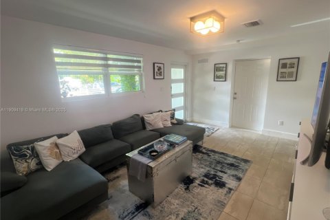 Villa ou maison à vendre à North Miami, Floride: 4 chambres, 141.12 m2 № 1967119 - photo 17