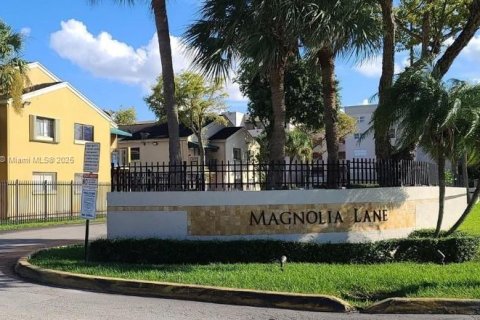 Condo in Miami, Florida, 2 bedrooms  № 1929475 - photo 1