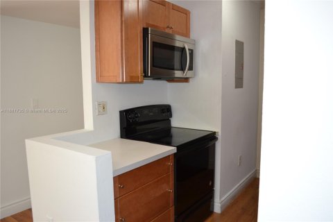 Condo in Miami, Florida, 2 bedrooms  № 1929475 - photo 5