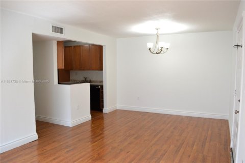 Condo in Miami, Florida, 2 bedrooms  № 1929475 - photo 7