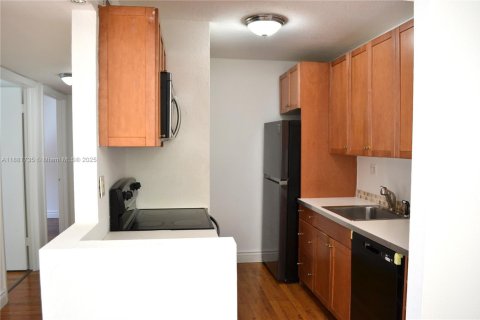 Condo in Miami, Florida, 2 bedrooms  № 1929475 - photo 6