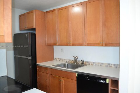 Condo in Miami, Florida, 2 bedrooms  № 1929475 - photo 4