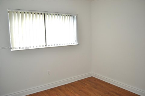 Condo in Miami, Florida, 2 bedrooms  № 1929475 - photo 11