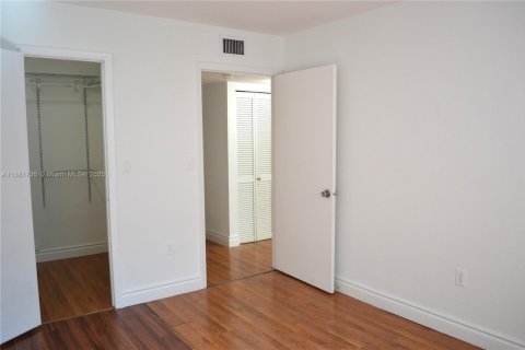 Condo in Miami, Florida, 2 bedrooms  № 1929475 - photo 13