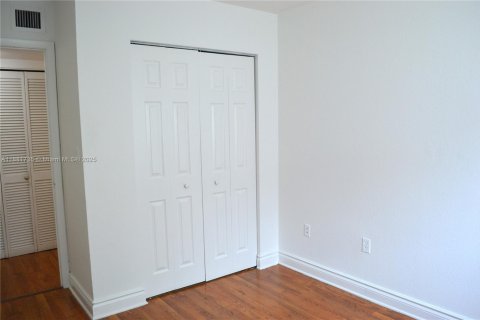 Condo in Miami, Florida, 2 bedrooms  № 1929475 - photo 10