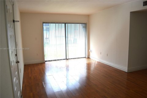 Condo in Miami, Florida, 2 bedrooms  № 1929475 - photo 8