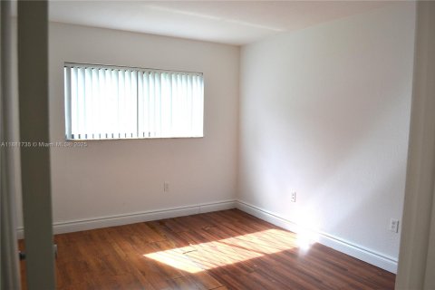 Condo in Miami, Florida, 2 bedrooms  № 1929475 - photo 9