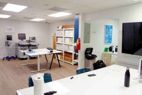 Immobilier commercial à vendre à Tamarac, Floride № 2054960 - photo 4