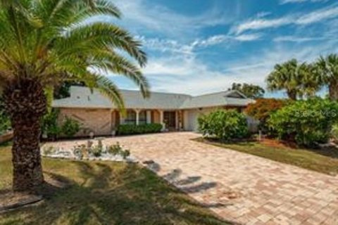 House in Hudson, Florida 3 bedrooms, 179.49 sq.m. № 2411613
