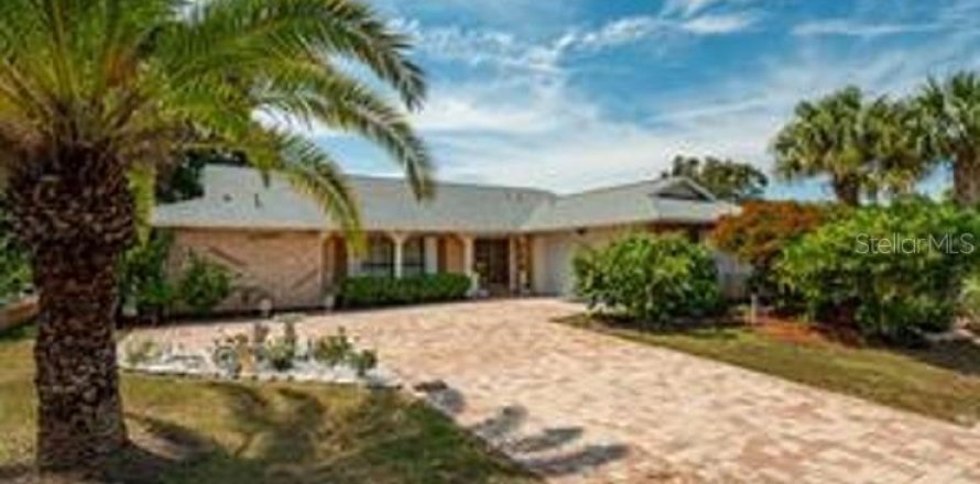 House in Hudson, Florida 3 bedrooms, 179.49 sq.m. № 2411613