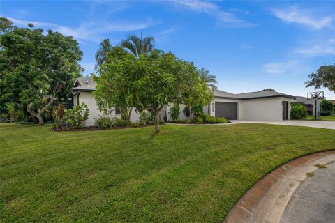 House in Sarasota, Florida 4 bedrooms, 235.32 sq.m. № 2103374 - photo 5