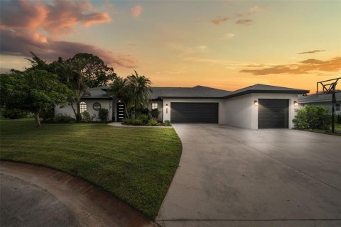 House in Sarasota, Florida 4 bedrooms, 235.32 sq.m. № 2103374 - photo 2